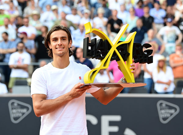 他表现出的 他表现出的